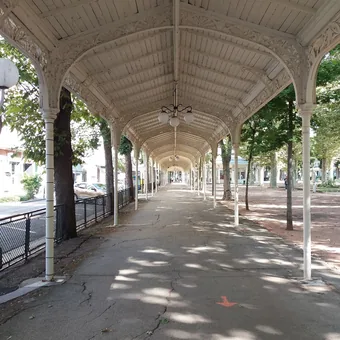 Galerie couverte en fer forgé du parc des Sources, à Vichy