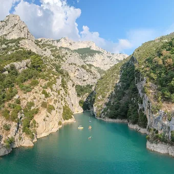Eau turquoise du lac de Sainte-Croix à l'entrée des gorges du Verdon