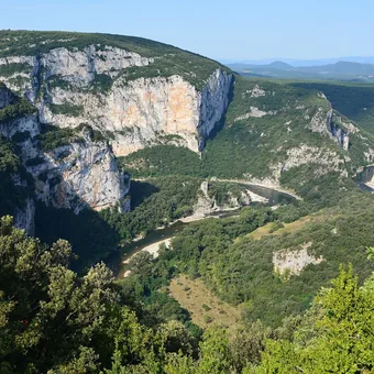 Falaises calcaires des gorges de l'Ardèche surplombant la rivière