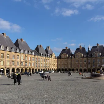 Place Ducale de Charleville-Mézières et ses façades de brique à arcades