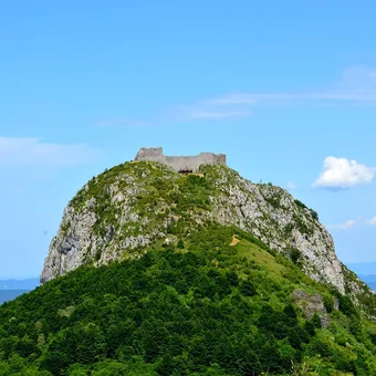 Ruines du château de Montségur au sommet de son piton rocheux
