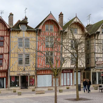 Maisons à pans de bois colorées d'une rue du vieux Troyes