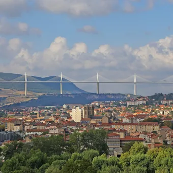 Viaduc de Millau franchissant la vallée du Tarn