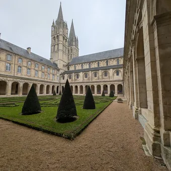 Tours de l'abbaye aux Hommes de Caen vues du jardin du cloître