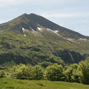 Sommet du Puy Mary et ses versants d'estives, dans les monts du Cantal