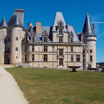 Château de La Rochefoucauld et ses tours à toits d'ardoise