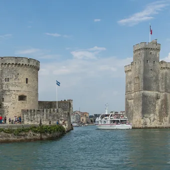 Tours médiévales gardant l'entrée du vieux port de La Rochelle