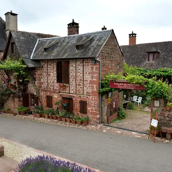 Maisons de grès rouge et ruelle fleurie de Collonges-la-Rouge