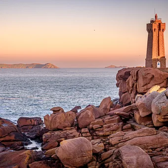Rochers de granit rose et phare de Ploumanac'h au bord de la mer