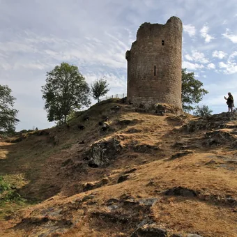 Ruines du château de Crozant dominant la vallée de la Creuse