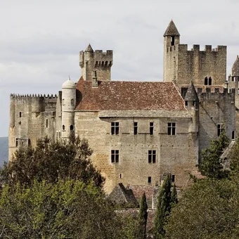 Château de Beynac perché sur sa falaise au-dessus de la Dordogne
