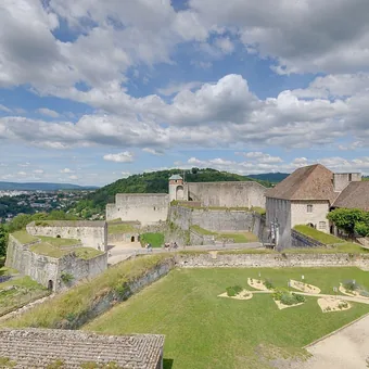Citadelle de Vauban couronnant la boucle du Doubs à Besançon