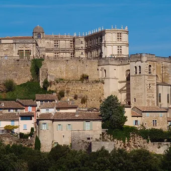 Château de Grignan dominant le village et la plaine