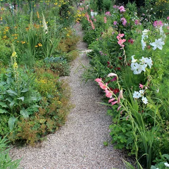Allée fleurie des jardins de Claude Monet à Giverny