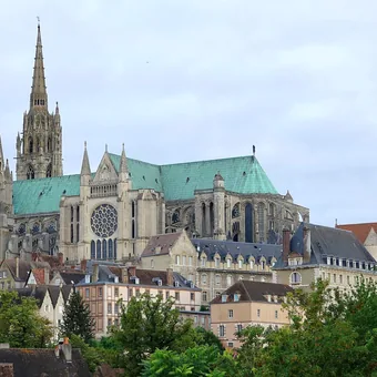 Flèches de la cathédrale de Chartres émergeant au-dessus des toits