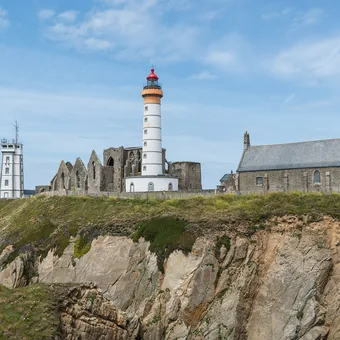 Phare et ruines de l'abbaye de la pointe Saint-Mathieu, face à la mer
