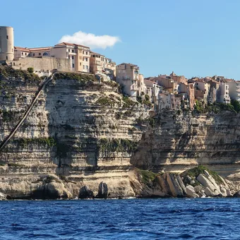Falaises de calcaire blanc et vieille ville de Bonifacio vues de la mer