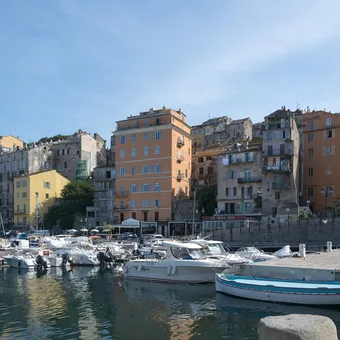 Façades colorées et bateaux du vieux port de Bastia