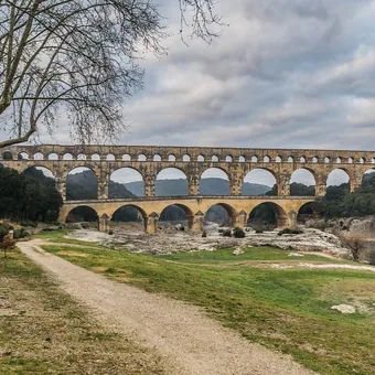 Les trois étages d'arches du Pont du Gard au-dessus du Gardon