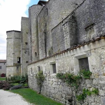 Église et murailles du village fortifié de Larressingle