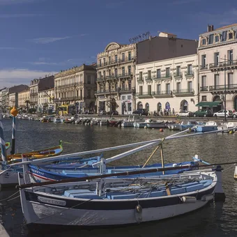 Barques de joute amarrées le long d'un canal de Sète