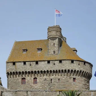 Remparts de granit de Saint-Malo et donjon du château