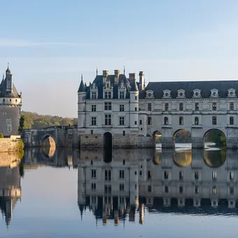 Château de Chenonceau et ses galeries se reflétant dans le Cher