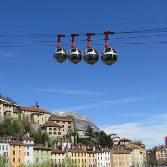 Bulles du téléphérique de la Bastille au-dessus des toits de Grenoble