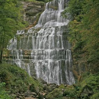 Cascades du Hérisson dévalant les gradins calcaires du Jura