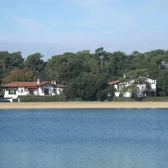 Villas au bord du lac marin d'Hossegor, bordé de pins
