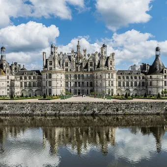 Façade nord-ouest du château de Chambord et son miroir d'eau