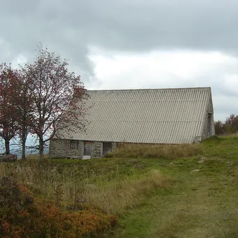 Jasserie au toit de chaume sur les hauts plateaux des monts du Forez