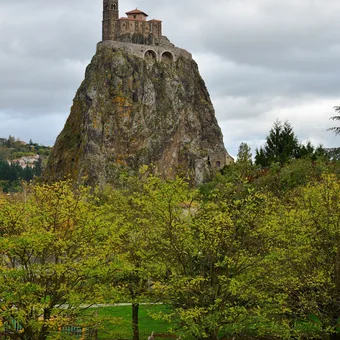 Chapelle Saint-Michel d'Aiguilhe juchée sur son piton volcanique