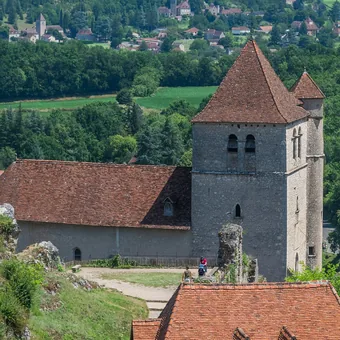 Clocher et toits du village de Saint-Cirq-Lapopie au-dessus du Lot