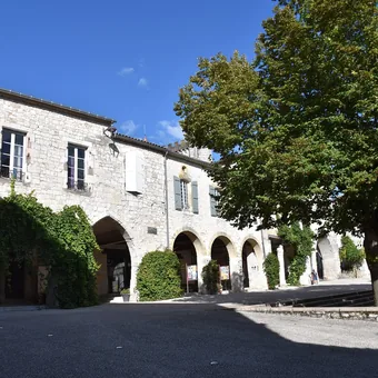 Place à arcades et halle de la bastide de Monflanquin