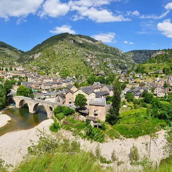 Village de Sainte-Enimie au fond des gorges du Tarn