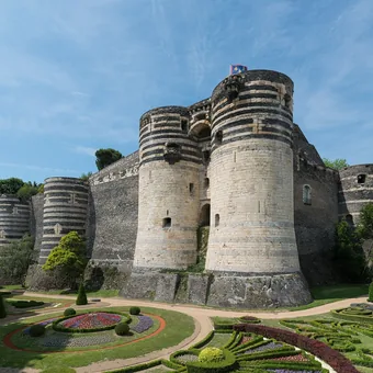 Tours et courtines du château d'Angers vues des jardins
