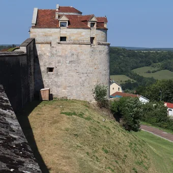 Tour et remparts de Langres au-dessus de la campagne