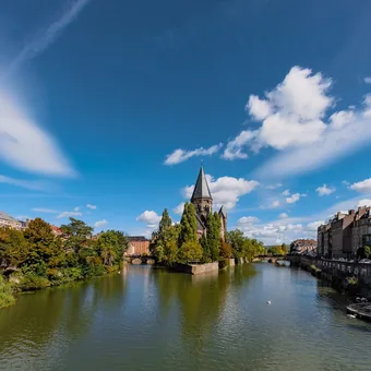Temple Neuf de Metz sur son île, entouré par la Moselle