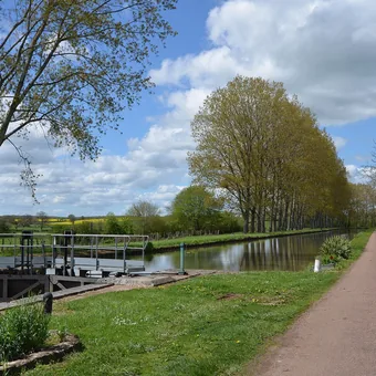 Écluse et chemin de halage du canal du Nivernais