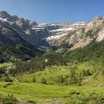 Cirque de Gavarnie en amphithéâtre au-dessus des prairies d'altitude