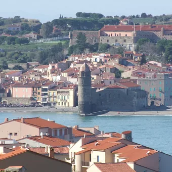 Clocher rond de Collioure au bord de la Méditerranée