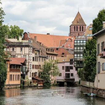 Canal et maisons à colombages du quartier de la Petite France, à Strasbourg