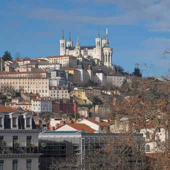 Basilique de Fourvière dominant les toits de Lyon