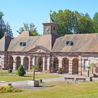 Bâtiment thermal à colonnade et clocheton, à Luxeuil-les-Bains