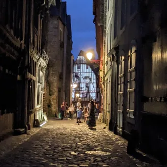 Ruelle pavée de la cité Plantagenêt du Mans à la tombée du jour
