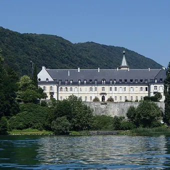 Abbaye de Hautecombe au bord du lac du Bourget