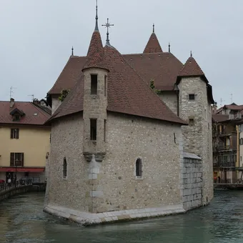 Palais de l'Isle sur un canal de la vieille ville d'Annecy