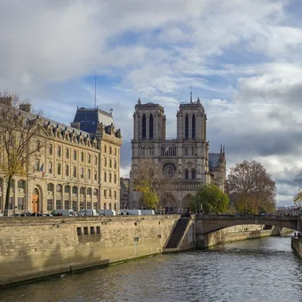 Notre-Dame de Paris et les quais de la Seine