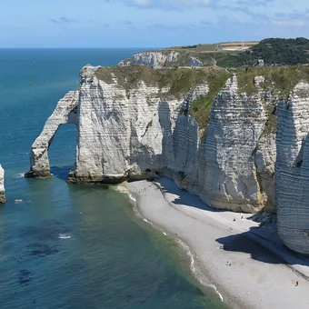 Falaise d'Étretat, son arche naturelle et l'aiguille